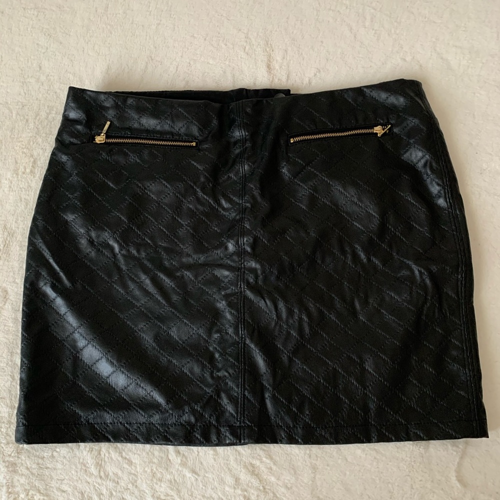 Lever skirt